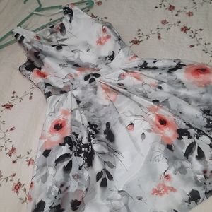 Scoop neck floral open back with bow dress size 6